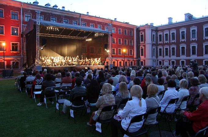 FOTO: Pēc piecu gadu pauzes Jelgavas pils pagalmā viesi no Latvijas Nacionālās operas