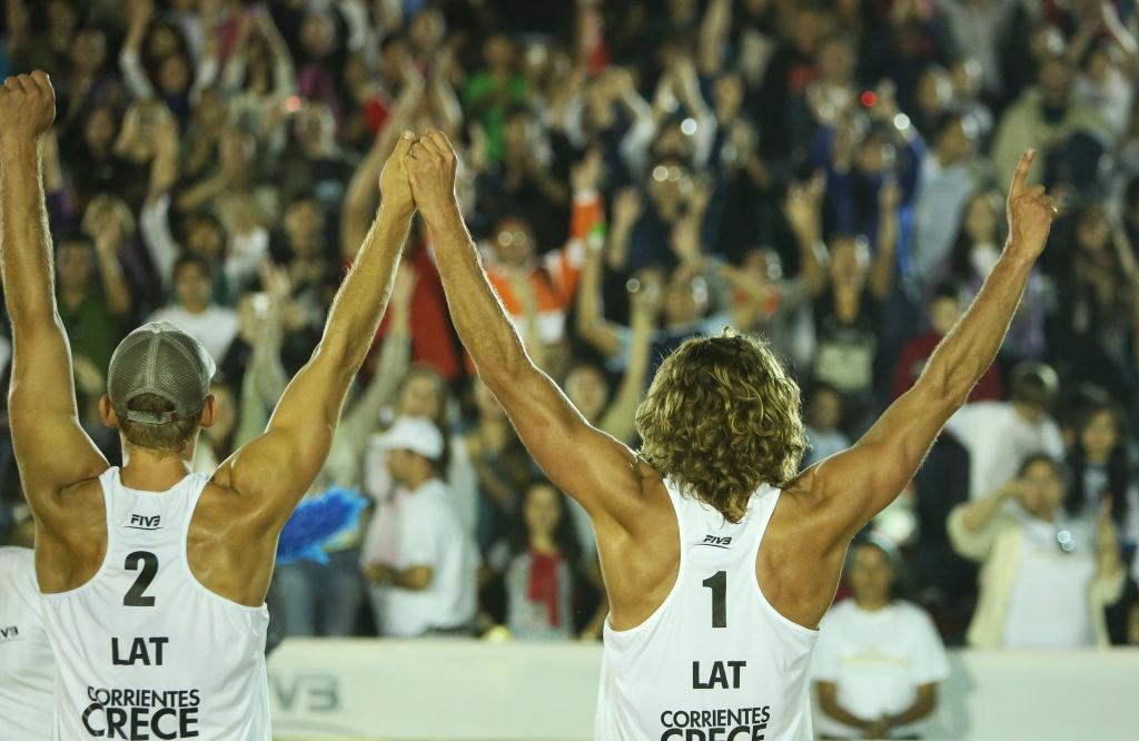 Pludmales volejbolisti Samoilovs/J.Šmēdiņš paliek nepārspēti Grand Slam posmā