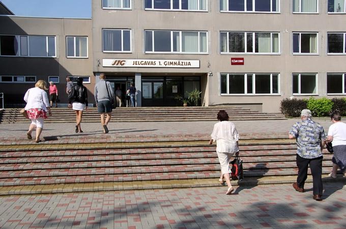 Jelgavā ziņots par balsu pirkšanu pie lielveikala