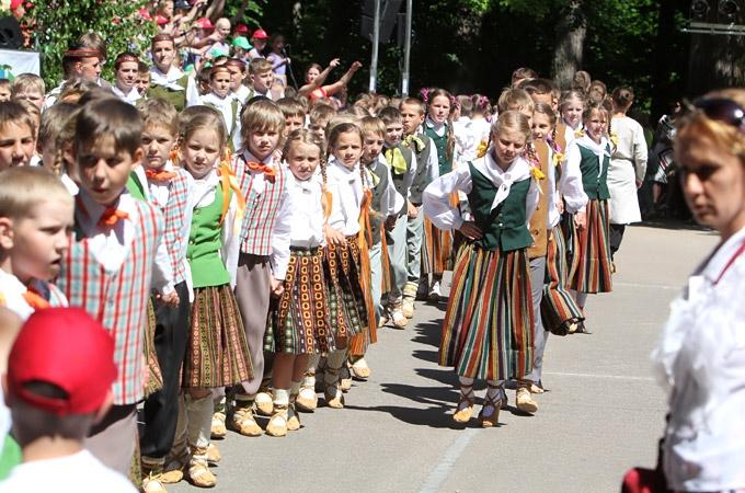 FOTO: Jelgavas novada svētku prieku vairo pat laika apstākļi