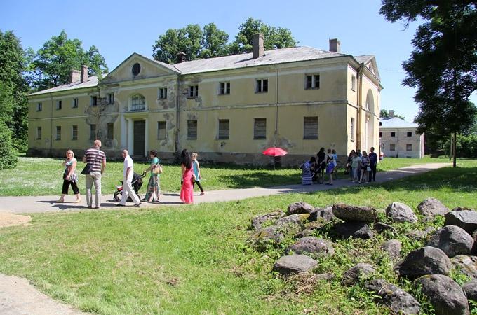 FOTO: Elejas parkā nodarbes gan lieliem, gan maziem