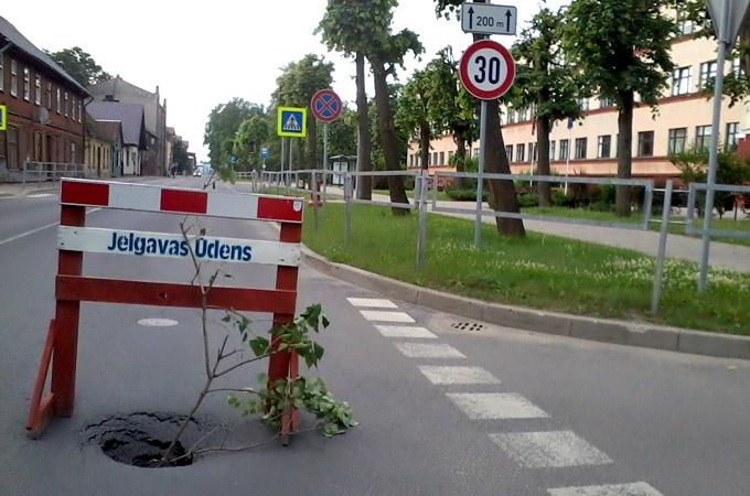   Mātera un Ūdensvada ielas krustojumā izskalota bedre