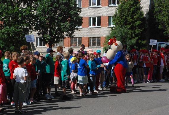 Bērni ar policistiem runā par drošību (ar foto)