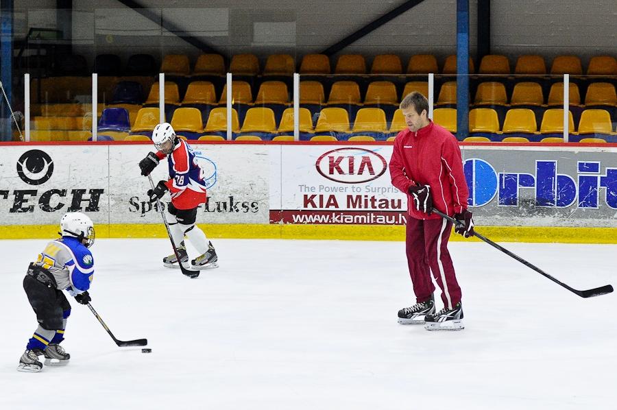 FOTO: Skrastiņa ģimene un Latvijas izlases spēlētāji atbalsta mazos hokejistus