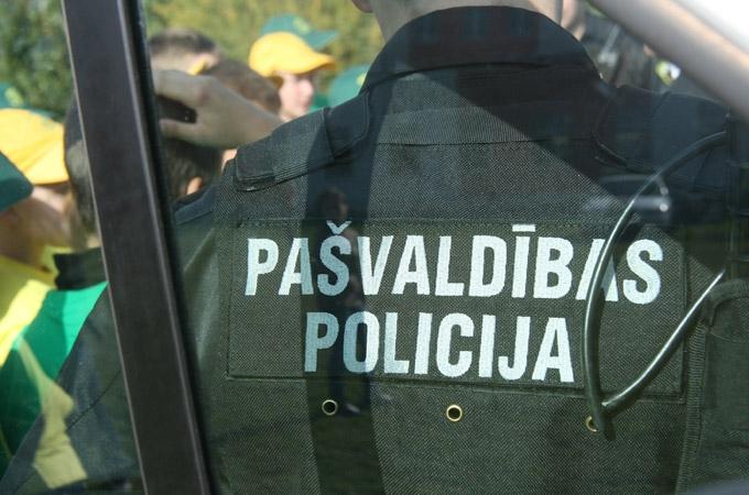 Iereibušais saplēš policistam formu