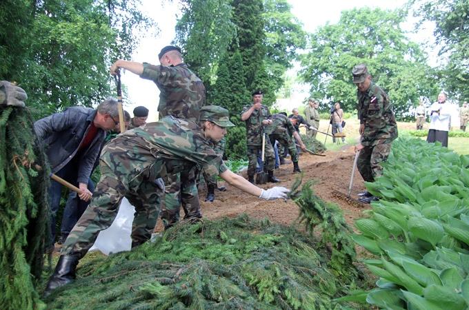 FOTO: Pārapbedī kauju laukos palikušos karavīrus