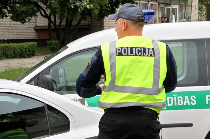 Naktī Pašvaldības policija uziet Pērnavas ielā nozagtu auto; no četriem aizdomās turētajiem notver vienu (papildināts)