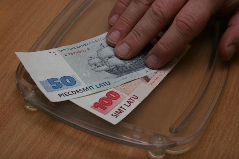 Ziņojums: Vairums Latvijas iedzīvotāju korupcijas līmeņa samazināšanos nemana