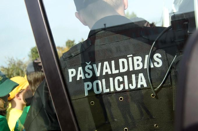 Policijai neizdodas notvert zagļu grupu, kas naktī «sirojusi» Ganību ielas pagalmos