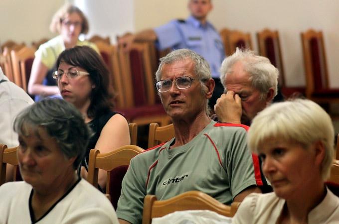 Vietējie Vircavā baidās no līķu noliktavas iespējamās smirdoņas (ar foto)