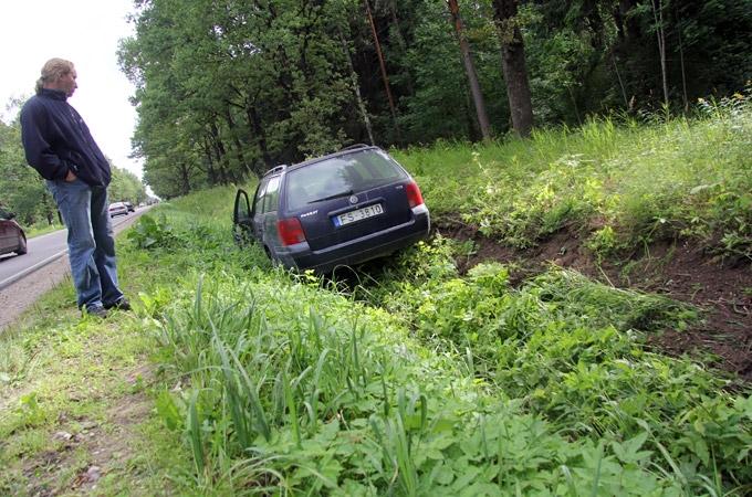 FOTO: Nesadala ceļu pie pagrieziena uz «Līcīšiem» un Pārlielupē