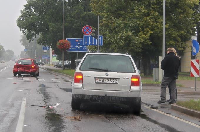 FOTO: Rīgas ielā avarē «Mazda» un «Volkswagen Passat»