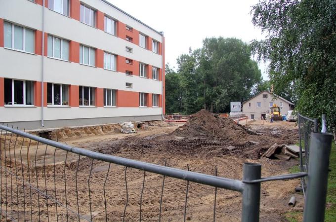 FOTO: Darbus Staļģenes vidusskolā sāk ar kapsulas iemūrēšanu