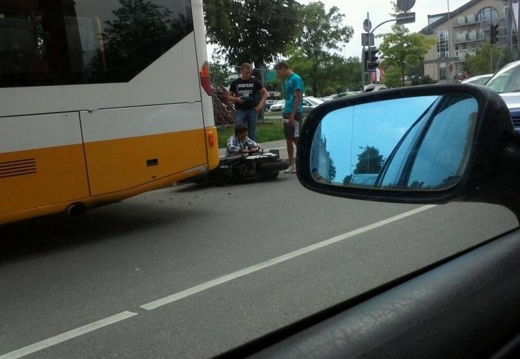 FOTO: Motorollerists ietriecas priekšā braucošā autobusā