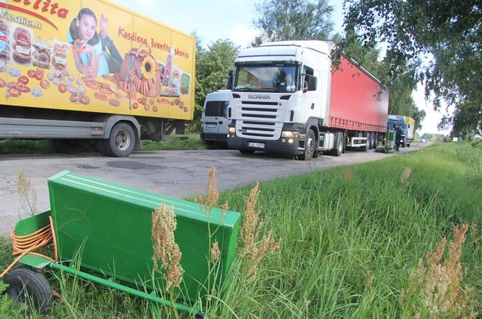 FOTO: CSDD uz ceļiem pārbauda kravas mašīnu tehnisko stāvokli