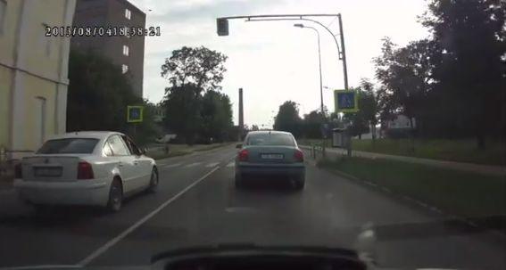 Video: Vadītājs Rūpniecības ielā rupji pārkāpj ceļu satiksmes noteikumus