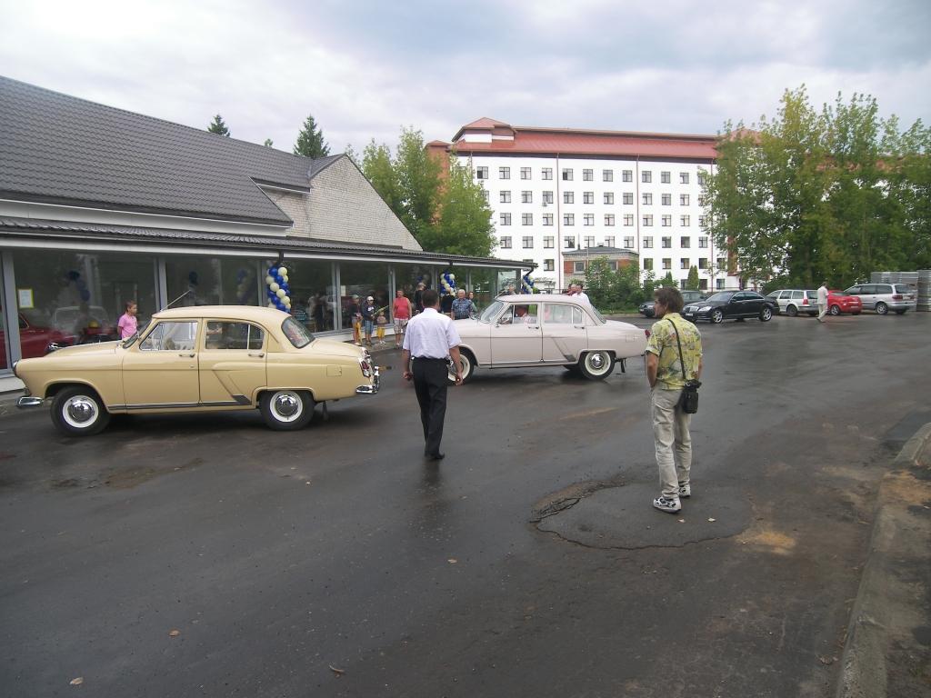 FOTO: Jelgavnieku vērtējumam nodod vēsturisko auto kolekciju