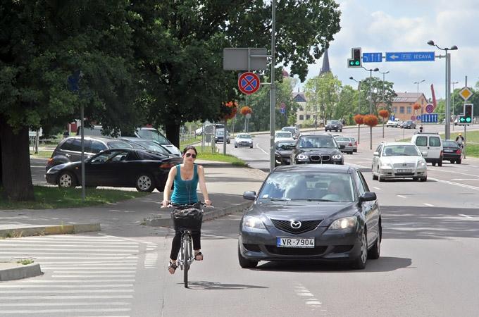 Braucot pāri Cukura ielai, cieš velosipēdiste