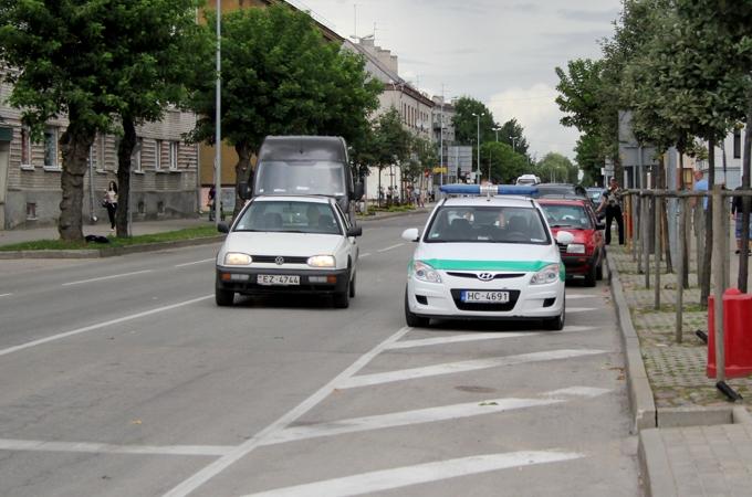 Lai izpalīdzētu ārzemniekam, policists pārkāpj noteikumus