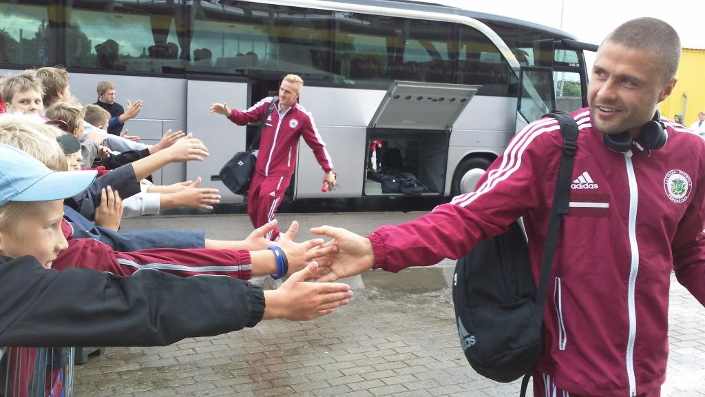 FOTO: Futbola kluba «Jelgava» U9 zēni uzmundrina Latvijas izlasi Tallinā