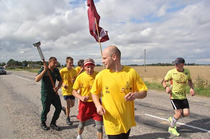 Foto: Jelgavas novadā tiek nodota skrējiena «Apkārt Latvijai» lāpa