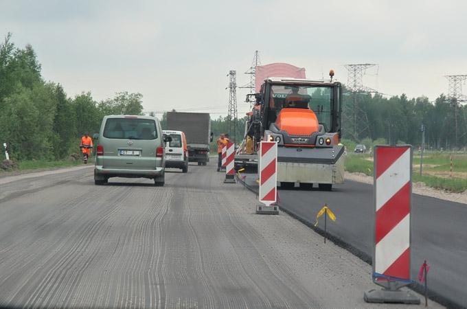 Uz apvedceļa aiztur kukuļdevēju; brauca, luksoforā degot aizliedzošajam signālam