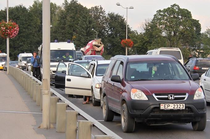 FOTO: Avārija uz Lielupes tilta apgrūtina satiksmi