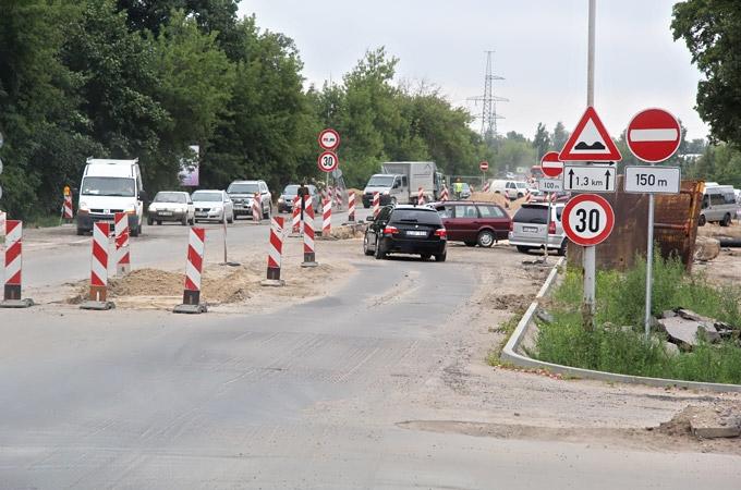 Uz gaisa tilta ieklās asfalta virskārtu; būs izmaiņas satiksmes organizācijā