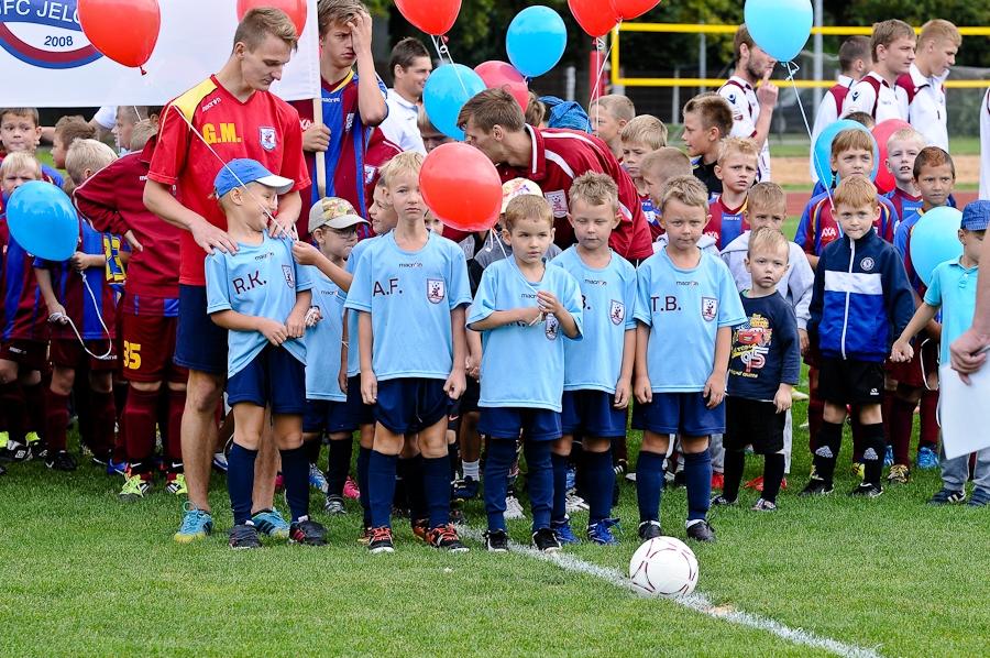 FOTO: FK «Jelgava» futbola svētkos 11 virslīgas spēlētāji pret 128 jaunajiem futbolistiem spēlē neizšķirti – 1:1