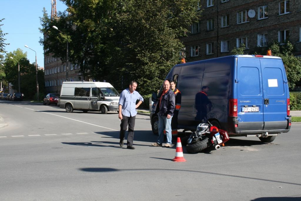 Foto: «Jelgavas ūdens» mikroautobuss nepalaiž pa galveno celu braucošu motociklu (papildināts)