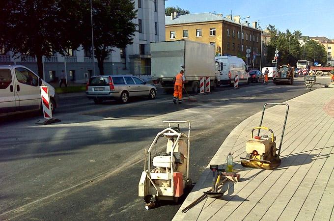 Lielajā ielā Jelgavā sāk klāt asfalta virskārtu; paredzamas satiksmes izmaiņas