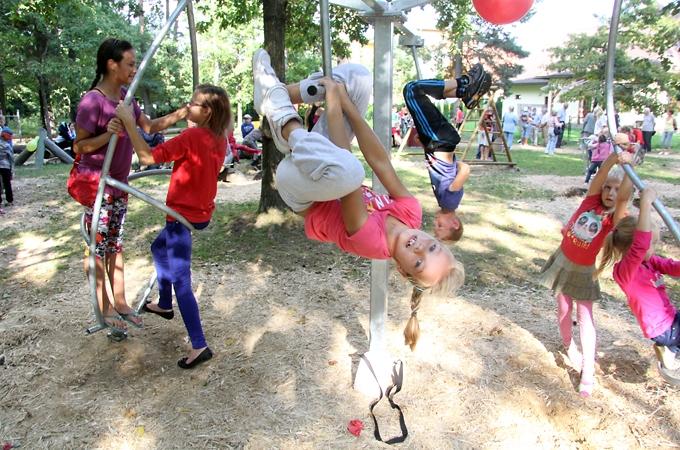 FOTO: Ozolniekos svinīgi atklāj atjaunoto Veselības taku