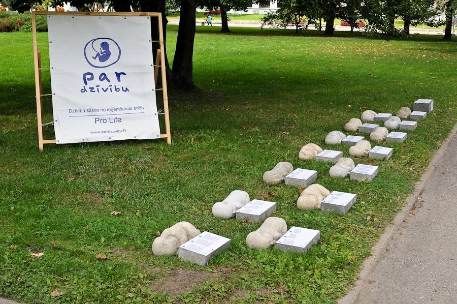 FOTO: Jelgavā uzstāda kampaņas «Par dzīvību» instalācijas