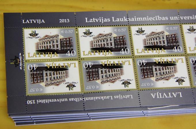 FOTO: No šodienas iespējams iegādāties pastmarku ar LLU simboliku