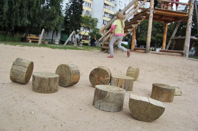 Ierīces bērnu laukumos remontētas katru mēnesi; nākamajā gadā būs jauni elementi