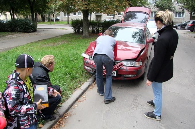 Izbraucot no pagalma, «Škoda» sabojā «Mazda» (ar foto)