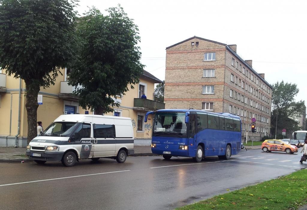 Krustojumā avarē satiksmes autobuss un vieglā mašīna (papildināts)