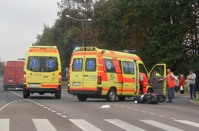 FOTO: Pārlielupē JAP mikroautobusā ietriecas motorollers; vadītājs smagā stāvoklī slimnīcā (papildināts pulksten 12:43)