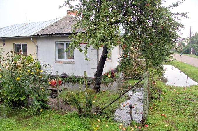 FOTO: Vairākās pilsētas ielās remontdarbu zonā applūst mājas
