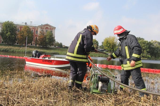 VIDEO: Glābēji mācās likvidēt piesārņojumu Lielupē