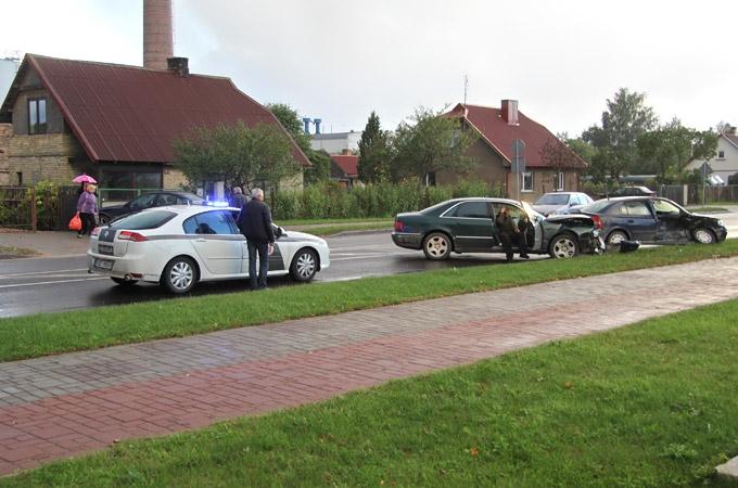 FOTO: Trīs auto sadursmē cieš sieviete