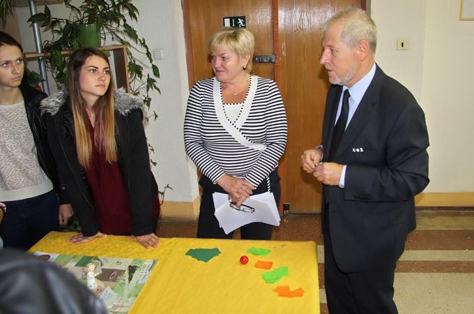 Skolēni izzina Valsts zemes dienestu, spēlējot izglītojošu galda spēli (ar foto)
