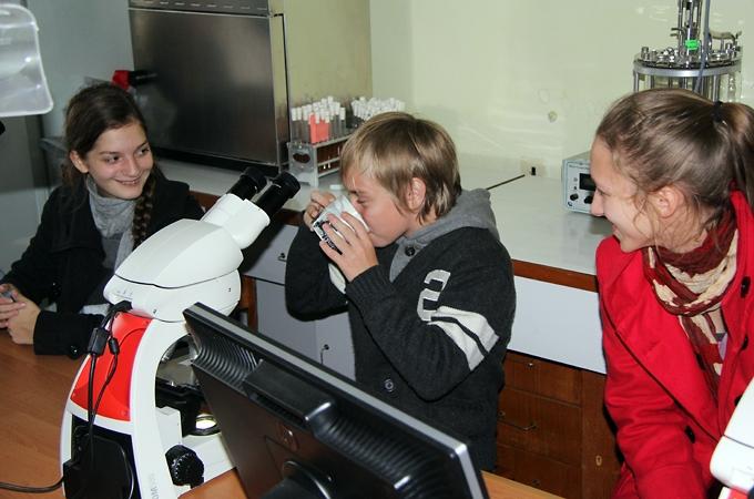 FOTO: Zinātnieku naktī interesentu ne mazāk kā citus gadus