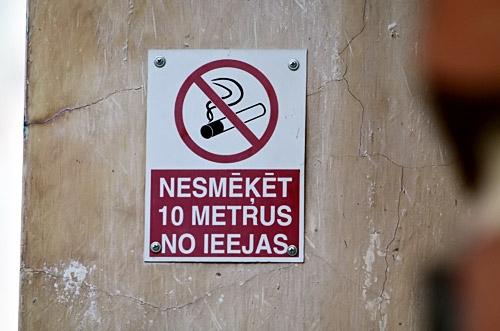 Aiztur sievieti, kas nepilngadīgajiem pērk cigaretes