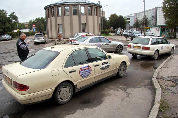 Par jaunām taksometru uzlīmēm un tarifu atspoguļošanu eiro vēl domā