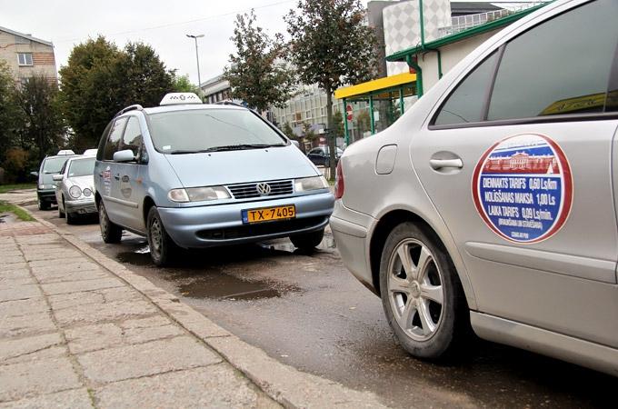Par jaunām taksometru uzlīmēm un tarifu atspoguļošanu eiro vēl domā