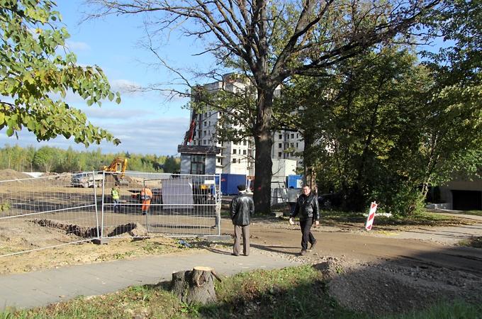 FOTO: Pārlielupē sāk būvēt tirdzniecības centru