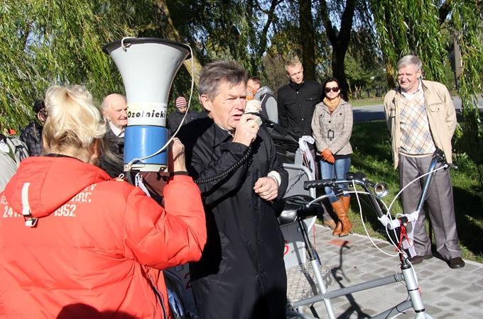 FOTO: Jauno celiņu ap Ozolnieku dīķi atklāj, braucot ar velorikšām