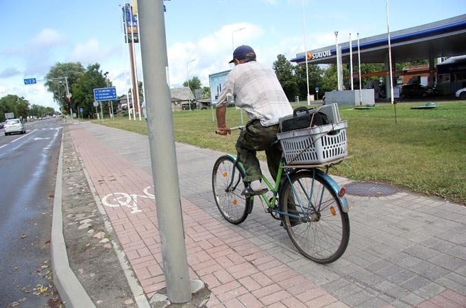 Vecumnieku novada pašvaldības autobuss uz pārejas notriec velosipēdistu; cietušajam lauzta kāja un ribas (papildināts)