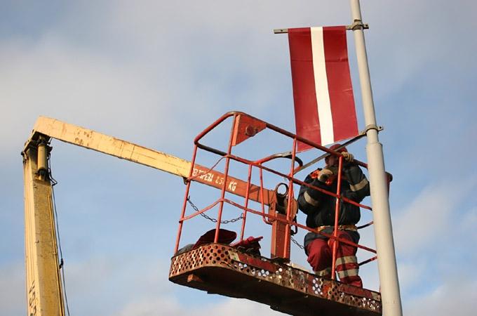 Pilsētas rotāšanai valsts svētkos pirks jaunus karogus